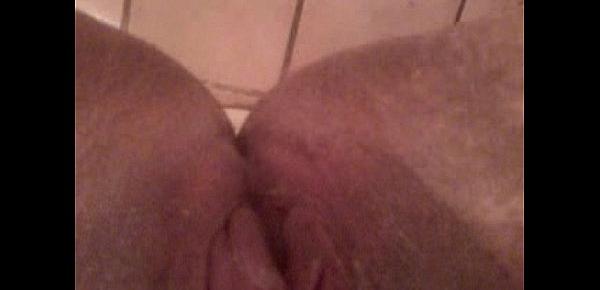  Maria Claudia Saavedra se desnuda y se masturba para su novio en el baño